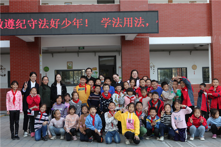 我院干警与高家店小学师生合影.jpg