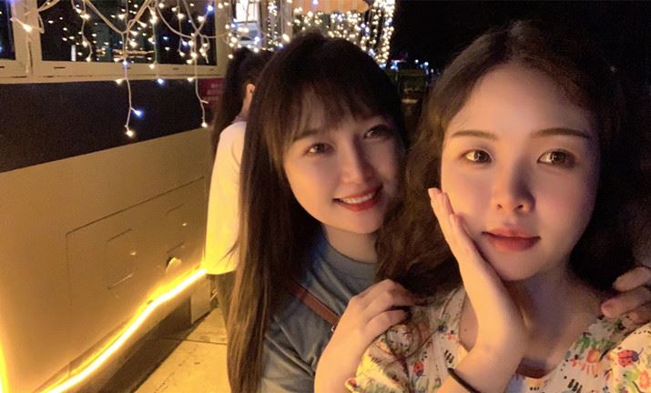 金晓燕姐妹合影.jpg 金晓燕姐妹合影.jpg