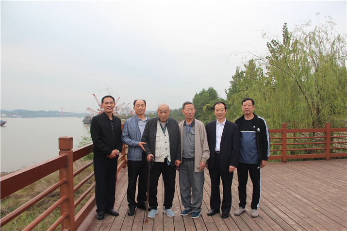 织布街江边合影.jpg