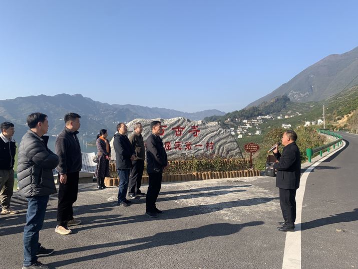 听取现场讲解.jpg