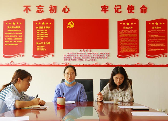 冯辈蓓讲话.jpg